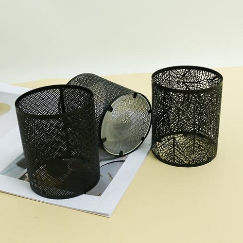 „Shadow Pattern“ serijos ažūriniai metaliniai žvakidės: modernus estetinis geometrijos ir natūralios šviesos bei šešėlių pasirinkimas