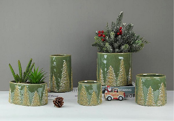 Naujienos antraštė: Norite, kad kalėdinės dekoracijos būtų švelnios? Ar ši keraminė reljefinė pušies vaza bus jūsų nauja mėgstamiausia?