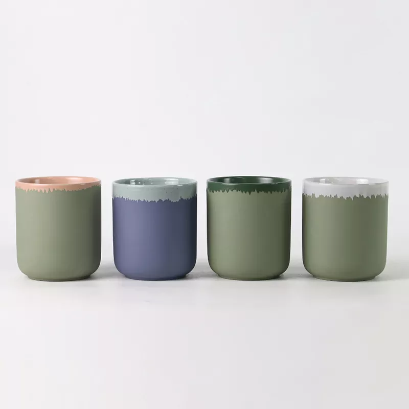 Keraminis žvakių laikiklis su natūralios spalvos apdaila