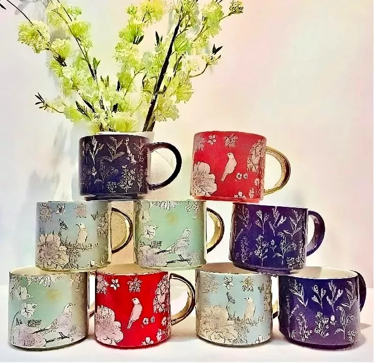 Keraminis puodelis su elektroplinta aukso rankena