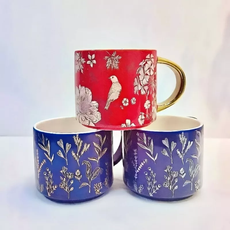 Keraminis puodelis su elektroplinta aukso rankena