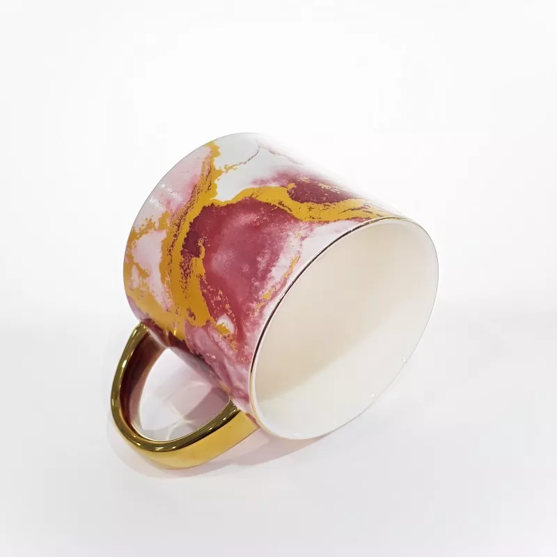 Elegantiškas marmurinio rašto keramikinis puodelis