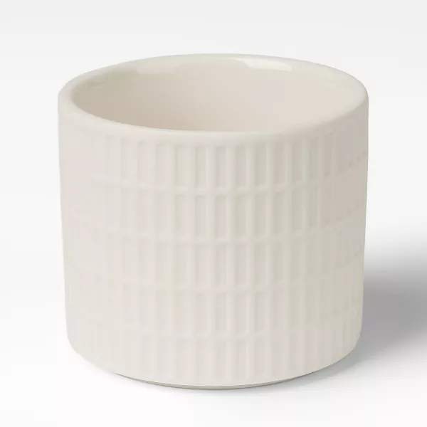 Pieno baltumo tinklelio raštais keraminės žvakidės