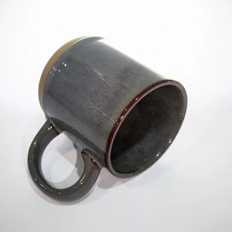 Paprastas modernus keramikinis kelioninis pilkas puodelis