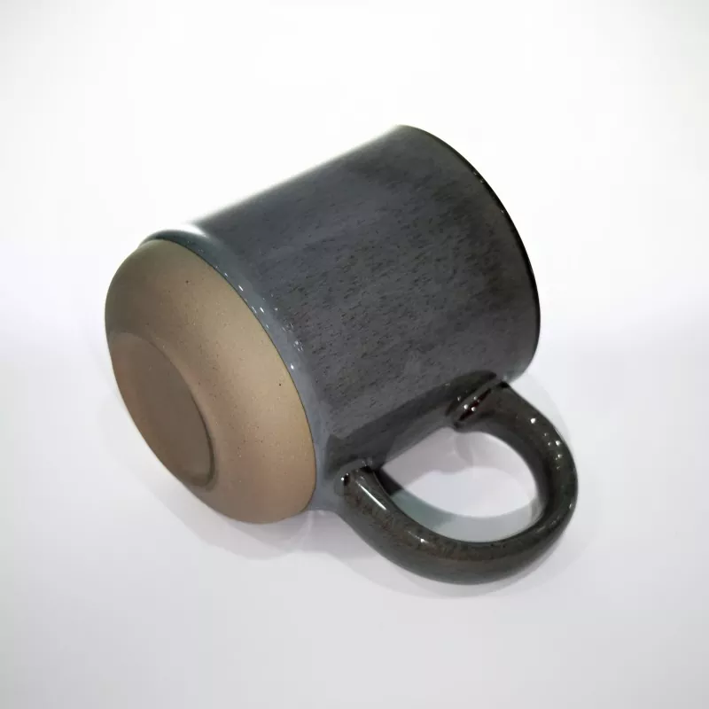 Paprastas modernus keramikinis kelioninis pilkas puodelis